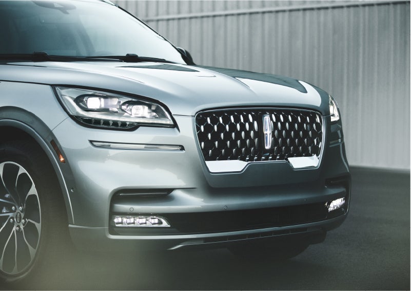 The available adaptive pixel LED headlamps of the 2023 Lincoln Aviator® SUV activated | Central Florida Lincoln in Orlando FL